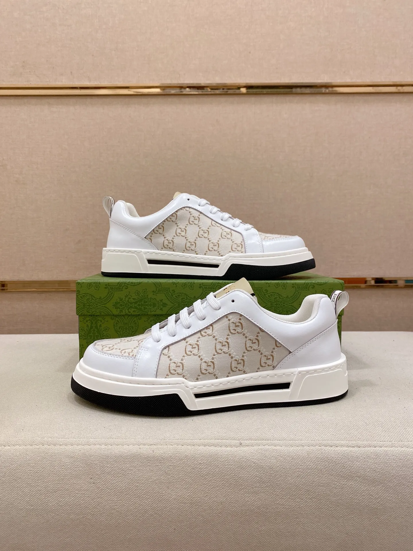 Men's shoes 💰 420 💰 High-quality new GUCCI counters are launched simultaneously. The new men's shoes, 😘fabrics are selected from imported cowhide, and the lining is sheepskin lining. 👍🏿 High-end ☄️ air-cushion molded anti-slip rubber outsole, exquisite lines, simple and elegant, comfortable and high-end for leisure travel. Code number: 38 to 44 (45 can be customized and cannot be returned or exchanged)